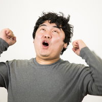 ウッホウッホ！両手を上げて叫ぶ男性の喜びと興奮の写真