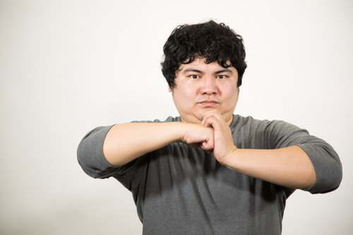 OKサインを出す男性