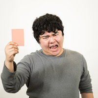 問答無用にレッドカード一発退場を宣告する男性の写真