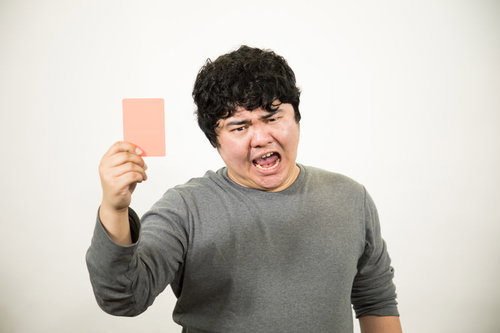 問答無用にレッドカード一発退場を宣告する男性