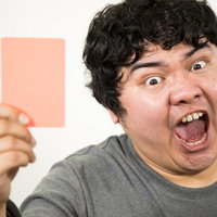 超絶怒涛のレッドカードを掲げて激怒する男性の写真