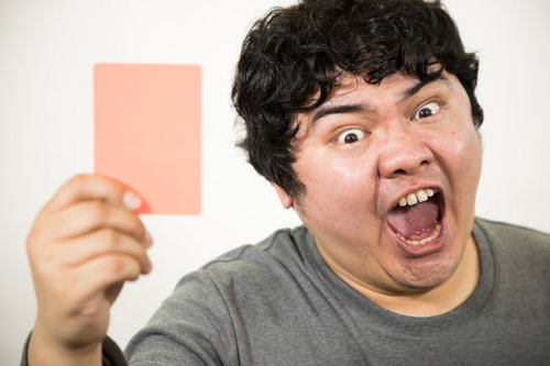 超絶怒涛のレッドカードを掲げて激怒する男性