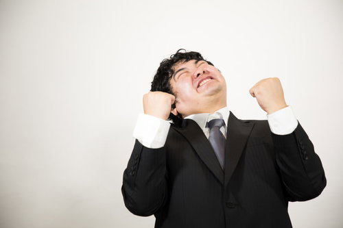 ガッツポーズをして喜ぶ男性ビジネスマンの成功