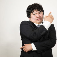 違う、そうでもないと手のひらで拒否する会社員の写真