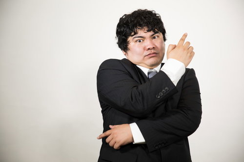 違う、そうでもないと手のひらで拒否する会社員