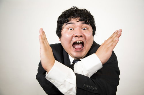 結果はバツでした、両手でバツ印を作る拒否のポーズをとる男性