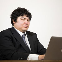 クライアントの「至急」「特急」「緊急」の見出しがついたメールを見て嫌気がさす会社員の写真