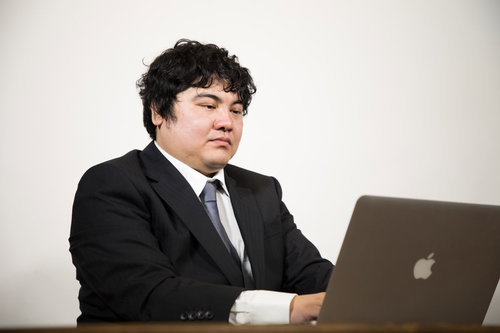 クライアントの「至急」「特急」「緊急」の見出しがついたメールを見て嫌気がさす会社員