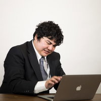 実名アカウントで会社批判を投稿して慌てて消すスーツ姿の会社員の写真