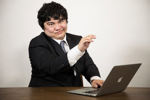 ドヤ顔でタイピングするビジネスマン