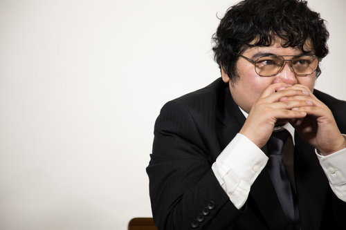 真剣な眼差しで部下のプレゼンを聞く会社役員