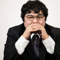 行き詰った表情で考え込む司令官の男性が深刻な悩みを抱えるの写真