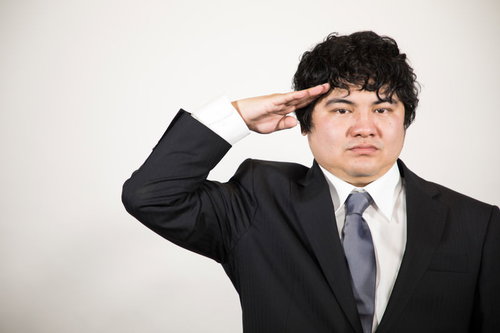 敬礼する男性のビジネスマンのポーズ、スーツ姿の正装