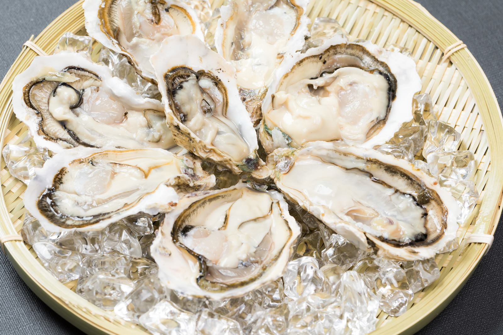 氷を敷いたザルの上に新鮮な恵比須牡蠣6個が盛り付けられている