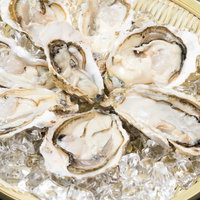 ザルの上に盛り付けされた恵比須牡蠣（生牡蠣6個）の写真