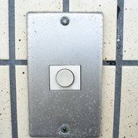 玄関チャイムのマーキング（ア）ー「住人はアルバイト」の写真