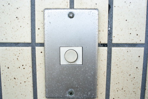 玄関チャイムのマーキング（ア）ー「住人はアルバイト」