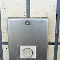 玄関チャイムに書かれたマーキングの写真