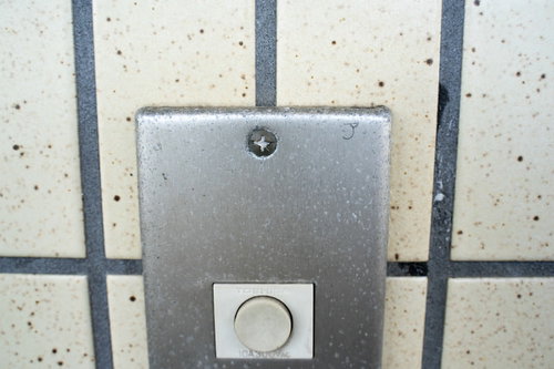 玄関チャイムに書かれたマーキング