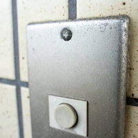 玄関チャイムに記されたマーキング（空き巣）の写真