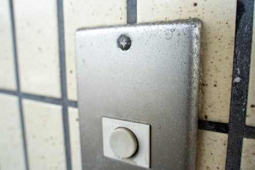 玄関チャイムに記されたマーキング（空き巣）