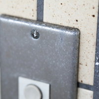 玄関チャイムのマーキングが削られた跡の写真