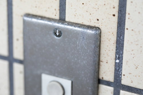 玄関チャイムのマーキングが削られた跡