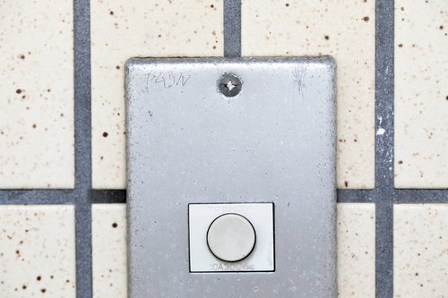 玄関チャイムのマーキング（ヤムワル）ー「住人はヤンキーでうるさい、ムカつく」