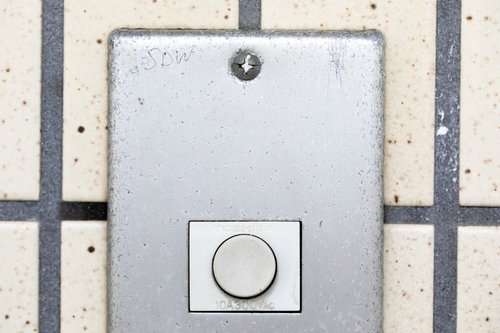 玄関チャイムのマーキング（SWD）ー「女子大生の独り暮し」