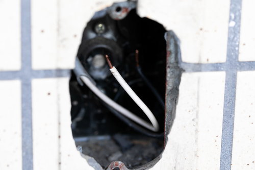 タイル壁に取り付けられた機器の台座