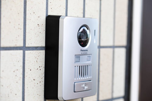 玄関前に設置されたシルバーのインターホン