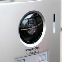 インターホンのレンズ部分のクローズアップの写真