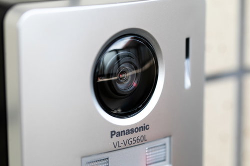 インターホンのレンズ部分のクローズアップ