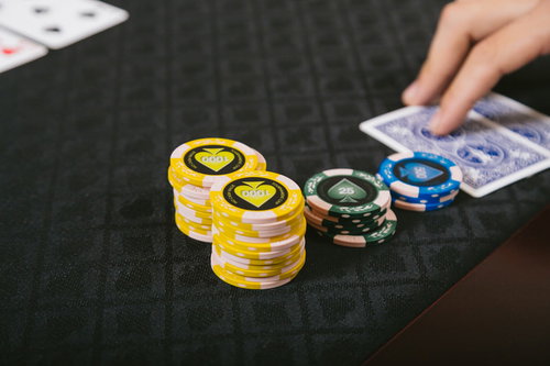 ジリ貧でチップが減っていくポーカーゲーム