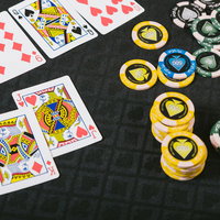 ポーカーのブラフで勝ち残ったテーブルのカードとチップの写真