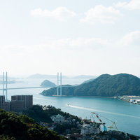 長崎県の女神大橋と港の風景の写真