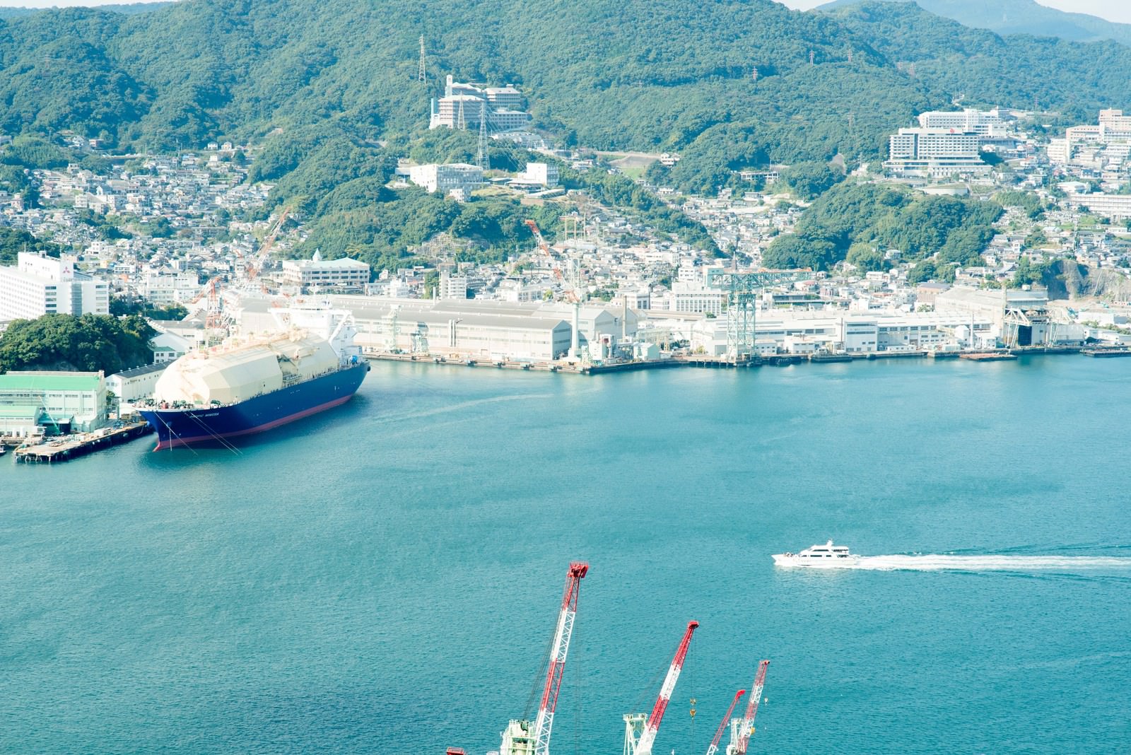 鍋冠山から見下ろした長崎港の風景、青い海と港町の町並み