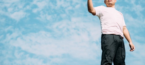 美容師が眉毛を描くアイブロウメイク施術