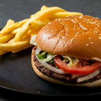 ゴマ付きバンズのハンバーガーと黄金フライドポテトのセットの写真