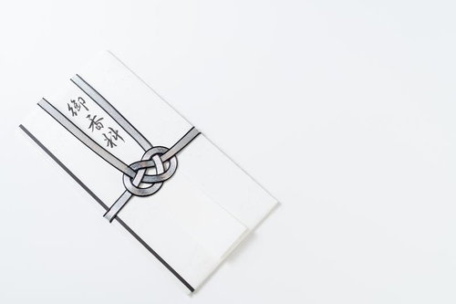 御香典と書かれた白い不祝儀袋と黒白の水引結び切り