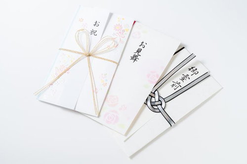 水引付きの熨斗袋2種類、祝儀袋と不祝儀袋の比較