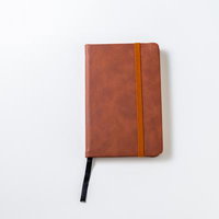 ゴムバンド付きのレザー調手帳の写真