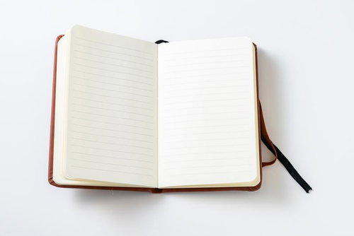 見開きになった茶色の革表紙手帳