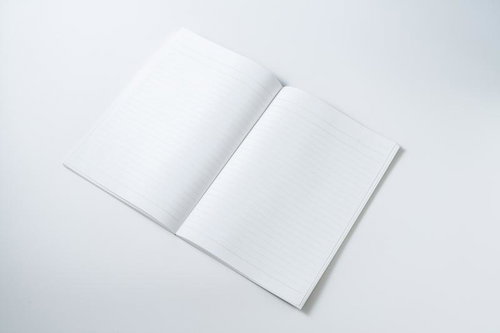 白い背景に見開かれたシンプルな無地ノートブック