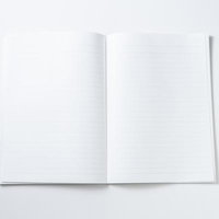 何も書かれていない真っ白な見開きノートと文具の背景デザインの写真