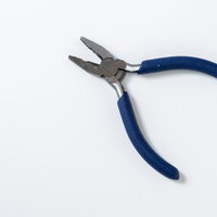 青いグリップのペンチの写真