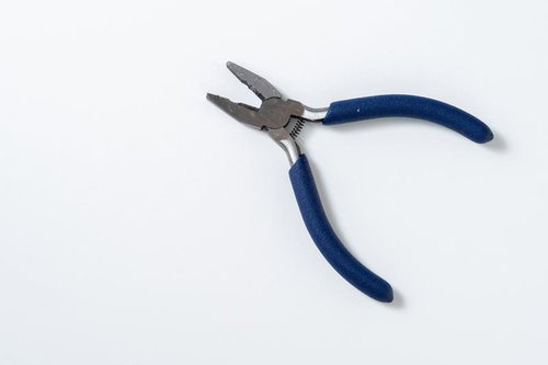 青いグリップのペンチ