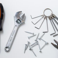 ドライバーとモンキーレンチと六角レンチの工具一式の写真