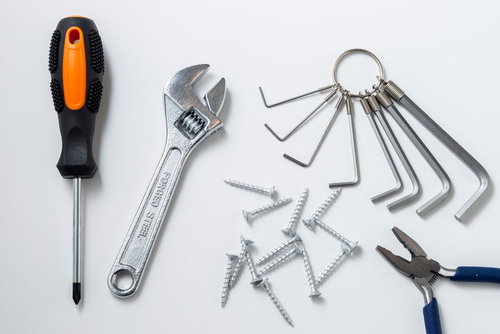 ドライバーとモンキーレンチと六角レンチの工具一式