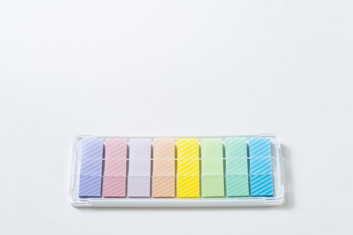 透明ケースに収納された8色ストライプ模様付箋セット